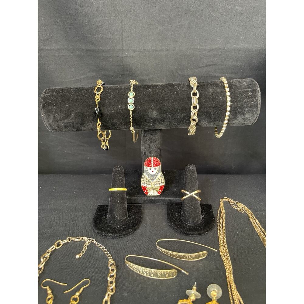 Vintage To Now Gold tone Jewelry Lot Necklace Bracelet Earrings Brooch - Picture 3 of 6